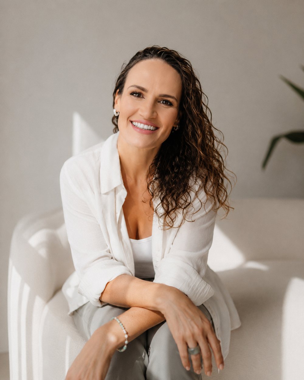 Fabíola Maldonado, psicóloga, sentada e sorrindo